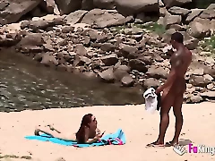 一个阳具硕大的男人在海滩上用他熟练的刀子取悦一个裸体主义者,导致了激情的高潮。