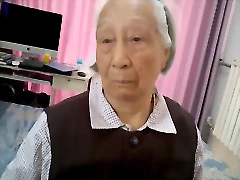 Uma mulher japonesa mais velha experimenta um prazer intenso depois de anos de sexo.