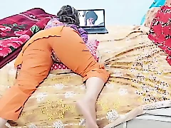 Une femme pakistanaise soumise explore ses limites avec une chevauchée de cowgirl coquine sur le dessus, éprouvant un plaisir intense sur une couverture douce.