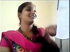 Bir Hint çifti, Telugu'nun erotik videosunda sapkınlığı keşfediyor.