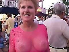 दो युवा एमआईएलए और मिल्फ़ एक जंगली पार्टी में स्तन-केंद्रित उत्सव के लिए अपने विशाल स्तनों का प्रदर्शन करते हैं।