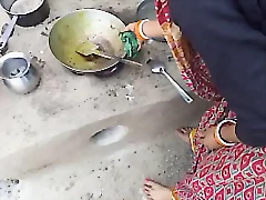 ¡Únete a la pandilla mientras vibran en un video de la palabra india con una caliente chica desi siendo follada y chupando una polla!
