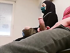 ¡Esta pareja musulmana es prejuiciosa por disección! ¡Mira cómo se divierte con su doctor, menos respeto por cada lado! ¡No te pierdas este video caliente y jugoso!