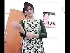 Дези Бхабхи соблазнительно раздевается, раскрывая свои изгибы и предаваясь горячим сексуальным действиям в этом соблазнательном видео.