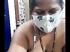 Beleza Desi com peitos empinados trabalha na webcam com renda e muito mais
