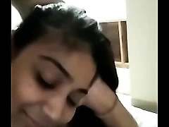 یک زن هندی هوس باز با یک خروس پرشور بر غم و اندوه غلبه می کند و روحیه شهوتران و اشتهای سیری ناپذیر خود را به نمایش می گذارد.
