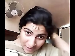 Seorang bibi Pakistan yang seksi menikmati pengadilan dengan temannya yang birahi, menikmati hubungan panas dengan alasan bisnis.